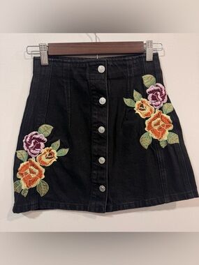 Topshop Moto Black Cotton Denim Button-Front Floral Embroidery Mini Skirt Size 2